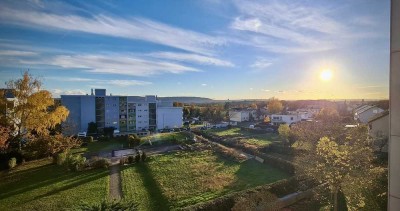 Helle 3,5-Zimmer Wohnung mit Balkon, traumhafter Aussicht und Aufzug - provisionsfrei