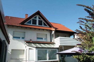 Lichtdurchflutete DG Wohnung