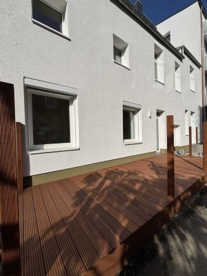 Kernsanierte 1,5 Zimmer Wohnung mit großer Holzterrasse zum Garten