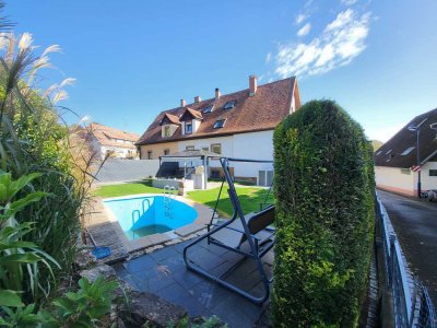 Sonnige 4-Zi.-EG-WHG  mit 244 m² Garten, Pool und &  sehr großem ebenerdigem Keller