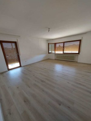 Frisch renovierte 3-Zimmer-Wohnung mit Balkon und neuem Badezimmer und neuer Einbauküche