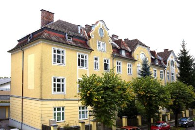 „Römerberg-Exklusiv: Lichtfluteter Altbau-Traum mit Design-Küche und idyllischem Garten“
