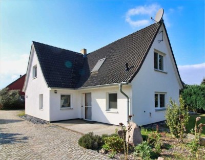 Gepflegtes Einfamilienhaus in Massivbauweise mit modernem Komfort und großem Grundstück – sofort