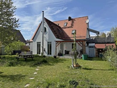 Charmantes Zweifamilienhaus auf wunderschönem Südgrundstück in begehrter Lage von Waldtrudering