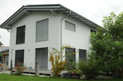 Neuwertiges Passivhaus mit gehobener Ausstattung in zentraler Lage, mit separaten Praxiseingang