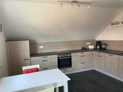 1-Zimmer-DG Wohnung  für Referendar/in oder  Volontär/in mit Balkon und EBK in Burgkunstadt