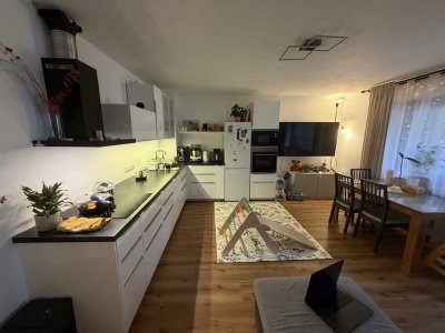 Kernsaniert: 4-Zimmer-Wohnung mit Loggia