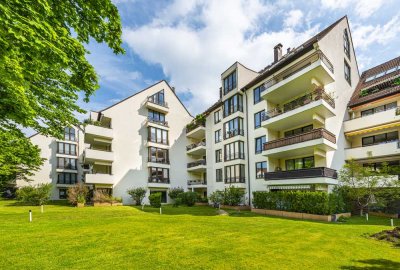 Lichtdurchflutete 3 -4-Zimmer-Wohnung mit 2 Balkonen, 2 Bäder, Sauna / renovierungsbedürftig