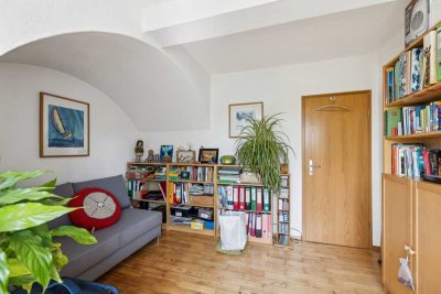 Helle 3-Zimmer-Dachgeschosswohnung  — neues Dach, ruhige Lage und Gartennutzung