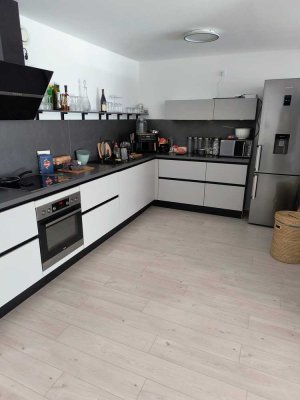 Stilvolle, neuwertige 3-Zimmer-Wohnung mit geh. Innenausstattung mit Balkon in Flörsheim am Main