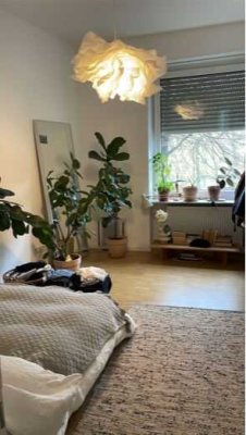 Großzügige, komplett sanierte Etagenwohnung in saniertem Altbau mit herrlichem Hof!