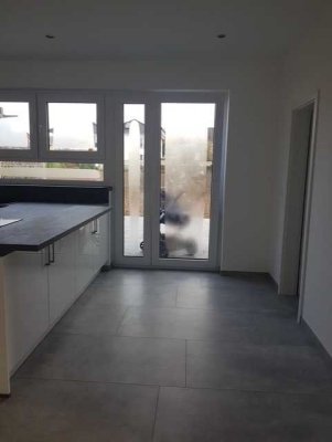 Geräumige, neuwertige 5-Raum-Doppelhaushälfte mit luxuriöser Innenausstattung und EBK in Eschborn