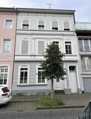 Zentral in Krefeld: 2-Zimmer-Altbauwohnung mit 62 m²