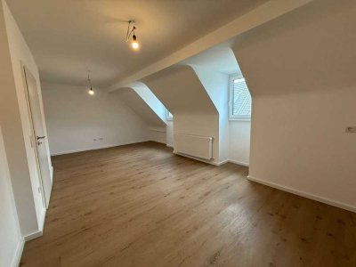 Sanierte Dachgeschosswohnung in zentraler Lage in Köln