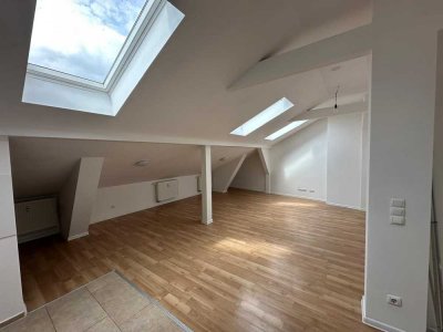 Gemütliche Dachgeschosswohnung – ideal für WG-geeignet in Berlin-Britz