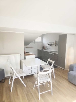 *Möbliertes Penthouse mitten in der Innenstadt mit schöner Dachterasse und Tiefgaragenstellplatz*