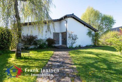 Freistehender Bungalow in Gerolstein-Lissingen - Keller, Dachspeicher & Garage - toller Garten
