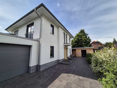 Falkensee: Wunderschönes Einfamilienhaus, luxuriöse Ausstattung , PV-Anlage, EBK, Garagen