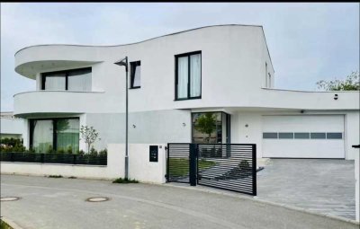 **Exklusive Villa mit ELW und Doppelgarage am Riedberg zu vermieten**