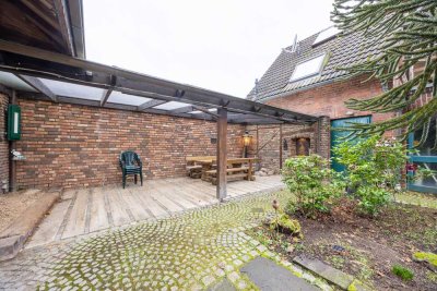 Freistehendes renovierungsbedürftiges Einfamilienhaus im Landhausstil mit Einliegerhaus