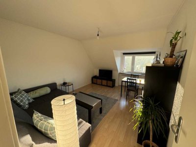 Gepflegte 2-Zimmer-DG-Wohnung mit Vollbad im Zentrum