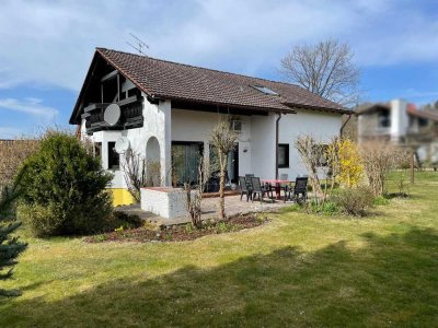 Einfamilienhaus mit Einliegerwohnung und 2 Garagen in Bernhardswald