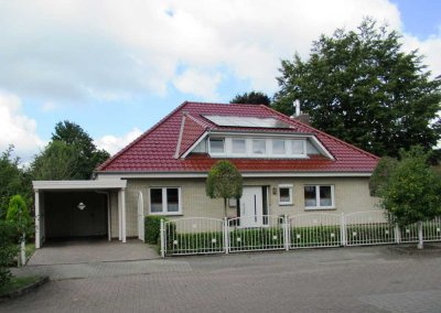 Topgepflegte Single-Oberwhg. in 2-Fam.haus m. EBK, Carport u. Gartenteilstück