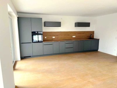 ERSTBEZUG: Großzügige 3-Zimmer-Neubauwohnung mit neuer Einbauküche und 2 sonnigen Balkonen