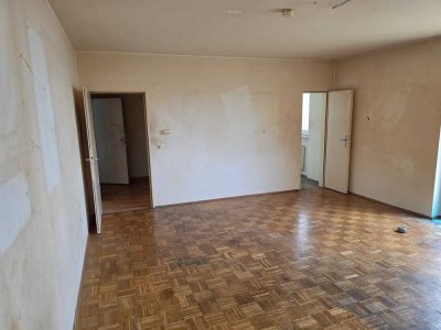 Sanierungsbedürftige & leere 1 ZKB mit Balkon & Außenstellplatz zu verkaufen