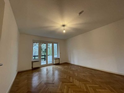 BN-Weststadt: Eigener Garten + Südbalkon. 2 Zimmer, Wohnküche, Diele, Tageslichtbad. Badewanne. EBK.