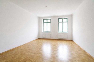 Wohnen mit Stil: 2-Zimmer-Altbauwohnung mit Balkon & Parkett