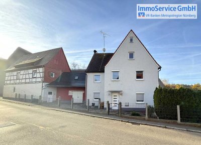 Vielseitig renoviertes Einfamilienhaus mit großem Nebengebäude und Garage.