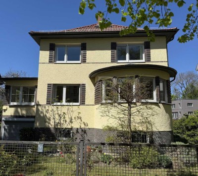 Repräsentative Altbauvilla mit Garten, Kamin und Entwicklungspotenzial in Premiumlage