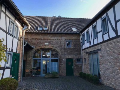 Wohnanlage mit einem restaurierten, denkmalgeschützten Vierkanthof und einem Neubau