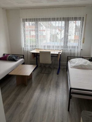 ***STUDENTEN AUFGEPASST!!**  1 ZIMMER IN EINER   3 ER WG WOHNUNG ZU VERMIETEN!***
