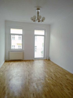 BEZUGSFREI! Schicke und gemütliche Altbauwohnung mit Balkon und EBK in TOP Lage in Berlin!
