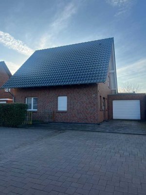 Freistehendes Einfamilienhaus mit großzügigem Grundstück und überdachter Terrasse