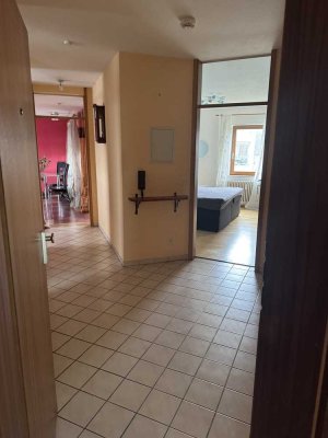 Geschmackvolle, gepflegte 2-Zimmer-Dachgeschosswohnung mit Balkon und Einbauküche in Metzingen
