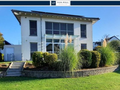 VON POLL BAD HOMBURG:
Modernes, lichtdurchflutetes Einfamilienhaus mit beeindruckender Architektur