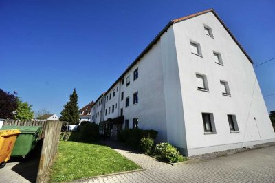 NEU am Markt: 2 ZKB-Wohnung im DG in Augsburg-Bärenkeller frei zum 01.08.24 - EBK u. Bad mit Fenster