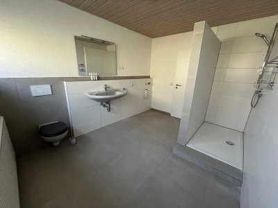 Stilvolle, vollst. renovierte 2,5-Zimmer-Terrassenwohnung mit geh. Innenausstattung mit EBK