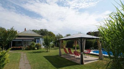 Bezugsfreier teilklimatisierter Wohnbungalow mit Einbauküche, Pool und Keller auf schönem Grundstück