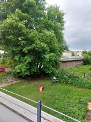 Frisch renovierte 2-Raum Wohnung mit Einbauküche und Balkon