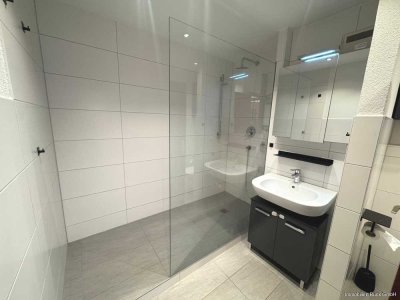 Helle und großzügig geschnittene Wohnung mit Balkon und Tiefgaragenstellplatz