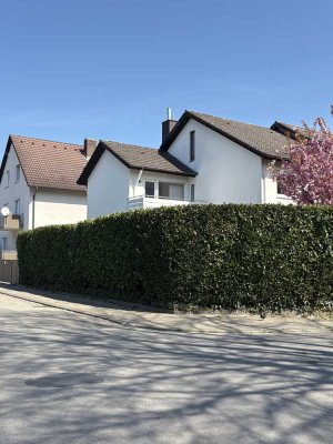 TRAUMHAFTE UND GUT SANIERTE DOPPELHAUSHÄLFTE MIT GARTEN IN SCHRIESHEIM ZU VERMIETEN