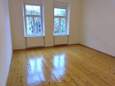 Erstbezug: Sanierter 3 ZIMMER-Altbau + ruhiger Balkon 3m² + neue Einbauküche + neue Sanitäranlagen!