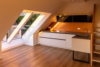 Zweitbezug: Lichtdurchflutete Dachgeschosswohnung mit Galerie, EBK und Cabrio-Fenstern in Großhadern