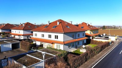 Top-gepflegtes Eckreihenhaus mit Terrasse, Garten und zwei Garagen