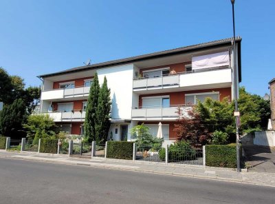MANNELLA *Zu Fuß zum Bahnhof und ins Zentrum* Modernisierte Wohnung mit zwei Balkonen & drei Garagen