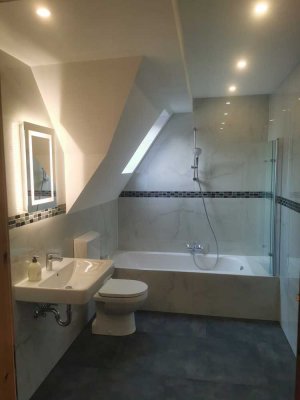 Stilvolle 2-Zimmer-Dachgeschosswohnung mit Balkon und Einbauküche in Viernheim